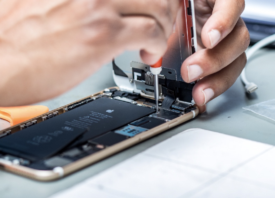 Técnico reparando iPhone - Servicio especializado TechZone